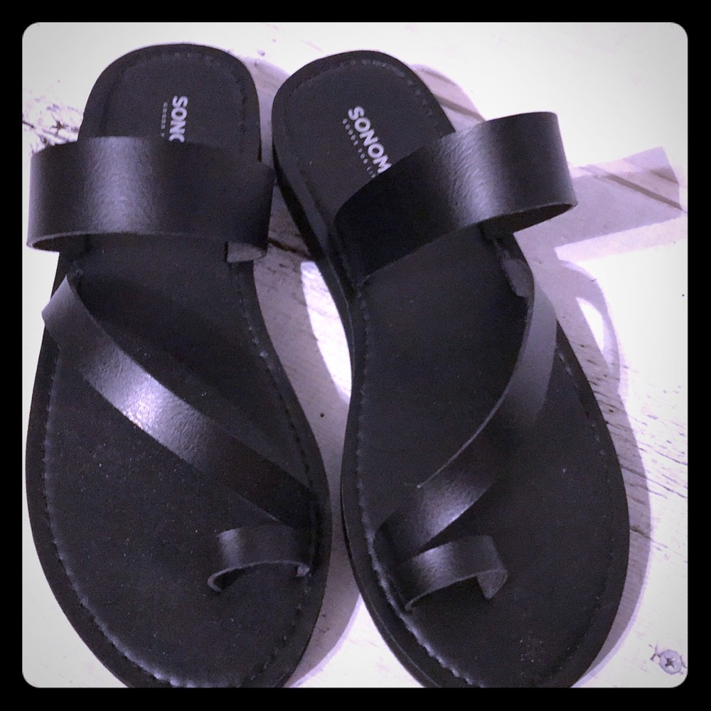 IT’S SANDAL SEASON.